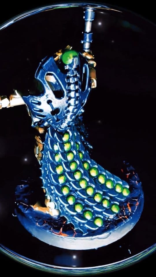 Blue Tyranid organism miniature with glowing green bio detail